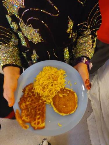 På mangfoldsfesten fikk barna selv forsyne seg fra buffeten, gøy og spennende med ny mat. 